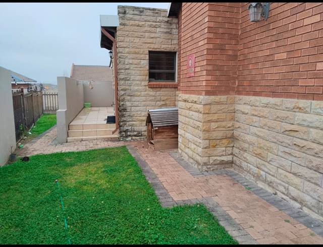 3 BEDROOM DUET TO LET IN HILLSIDE